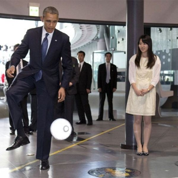 Honda, ASIMO, робот, Барак Обама, Обама сыграл в футбол с роботом